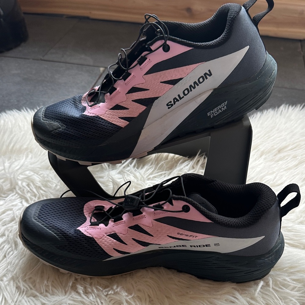 Salomon Women's Black and Pink Athletic Shoes